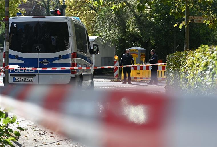 Göttingen: 500-Kilo-Bombe wird kontrolliert gesprengt Einsatzfahrzeuge der Polizei stehen hinter einem Absperrband.