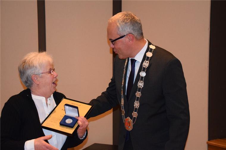 Ehrenamt: Marie Marwede bekommt den Bürgerpreis der Stadt Zeven Große Überraschung für Marie Marwede. Beim Neujahrsempfang im Rathaus erhielt sie aus den Händen von Bürgermeister Norbert Wolf den Bürgerpreis 2017 der Stadt Zeven überreicht.