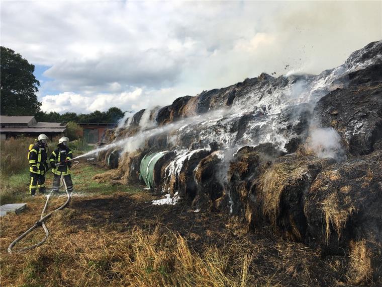 Großeinsatz für die Freiwillige Feuerwehr: In Düring haben 600 Strohballen gebrannt.