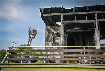 Großeinsatz für Feuerwehr und Ruderer: Im oberen Stockwerk des Bremerhavener Rudervereins ist ein Feuer ausgebrochen. Mit vereinten Kräften wurde größerer Schaden an den Ruderbooten verhindert.