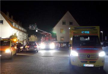 Großeinsatz für Polizei und Rettungskräfte: In einem Mehrfamilienhaus wurde am 10. Dezember in der Wohnung des Tatverdächtigen die Leiche einer Frau aus Leer entdeckt. Eine Nachbarin wurde vom Angeschuldigten durch Messerstiche verletzt.