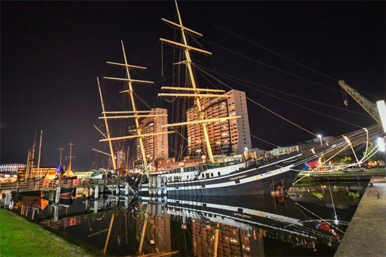 Bremerhaven: Die "Seute Deern" droht zu sinken Großeinsatz in Bremerhaven: Die "Seute Deern" in gefährlicher Schieflage.