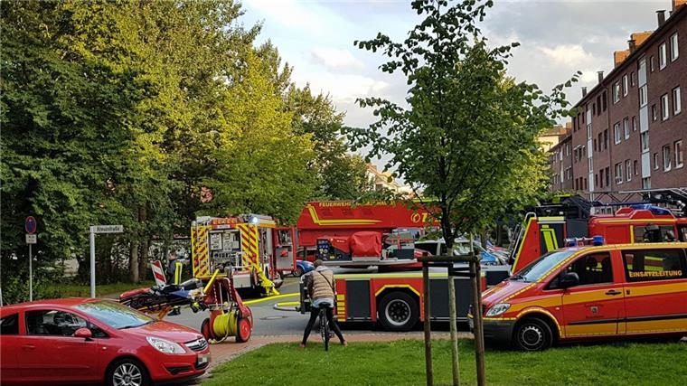 Verletzte in Geestemünde: Feuer wütet in der Bülkenstraße Großeinsatz in der Bülkenstraße in Geestemünde: In einem Mehrfamilienhaus ist ein Feuer ausgebrochen.