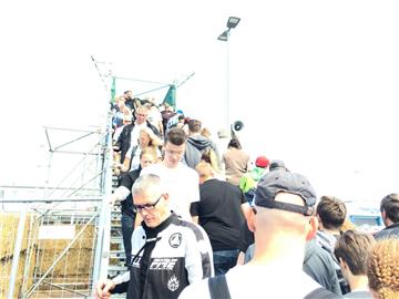 Großer Andrang auf der Brücke, auf der man die Rennpiste überqueren kann. Foto: ...