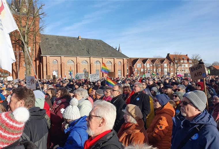 Demos gegen Rechtsextremismus zwischen Jade, Weser und Elbe: Die besten Bilder Großer Andrang bei der Demo in Cuxhaven. Nach offiziellen Angaben sollen hier am Samstag rund 4.000 Menschen gegen Rechtsextremismus demonstriert haben.