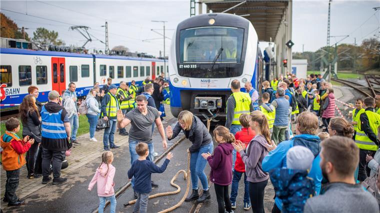 Züge ziehen und mehr: 2000 Schaulustige kommen zur Nordwestbahn Der Schautag der nordwestbahn in Bremerhaven ködert fast 2000 Menschen zum Werkstattgelände. Der Clou ist ein Wettbewerb: "Zieh den Zug!"