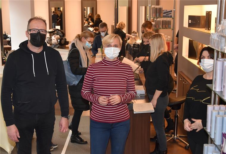 Großer Andrang bei den Friseuren in der Innenstadt Großer Andrang herrscht am Montagvormittag beim Friseurgeschäft von Jochen und Imke Thies (vorne) in der Zevener Fußgängerzone. Beide sind froh, ihr Geschäft nach der langen Zwangspause wieder öffnen zu können.