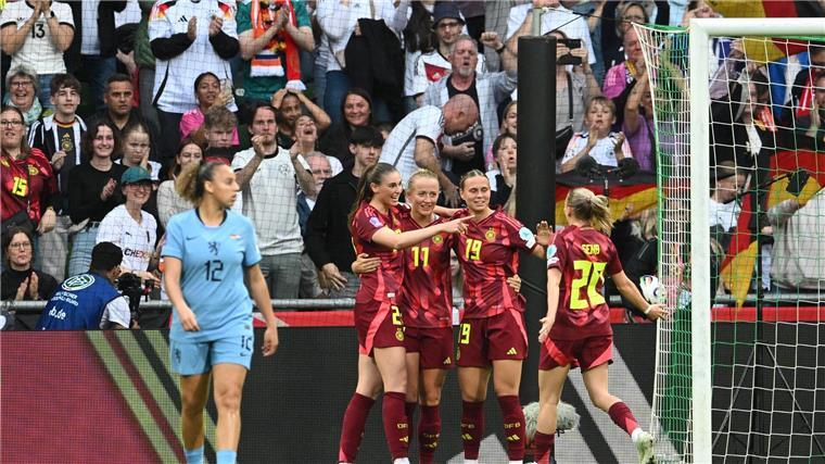 Großer Jubel bei den DFB-Frauen um Torschützin Lea Schüller (M.)