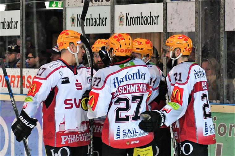 Großer Jubel bei den Spielern der Fischtown Pinguins nach dem 5:2-Sieg bei den Iserlohn Roosters.