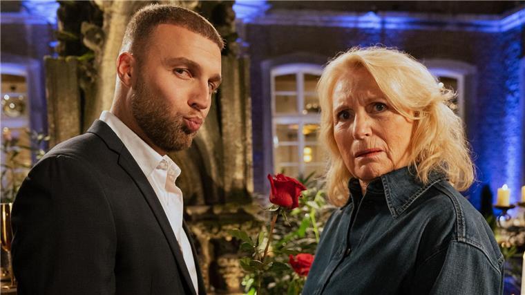 Filip Pavlović legt Balztanz für Maren Kroymann hin Großer Spaß: Die neuen „Kroymann“-Folgen.