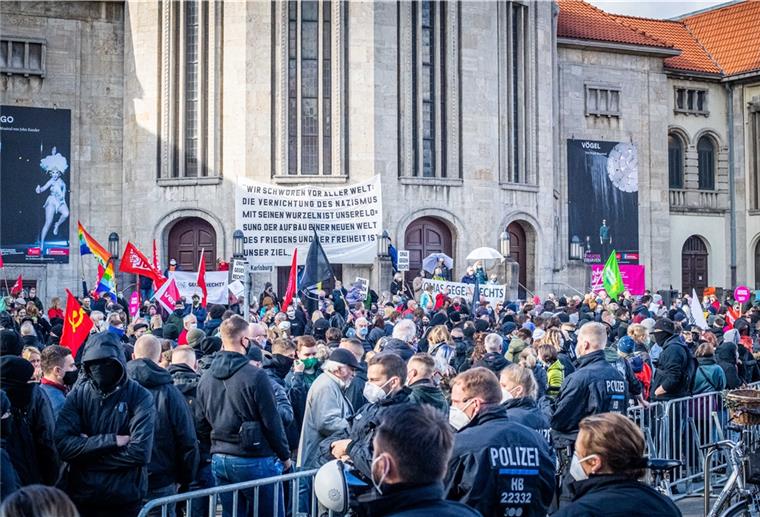 Demos in der Innenstadt: NPDler mit Eiern beworfen Großes Gedränge der Gegendemonstranten vor der Großen Kirche. Probleme mit den Corona-Abständen gab es nur zu Beginn.