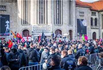 Großes Gedränge der Gegendemonstranten vor der Großen Kirche. Probleme mit den Corona-Abständen gab es nur zu Beginn.