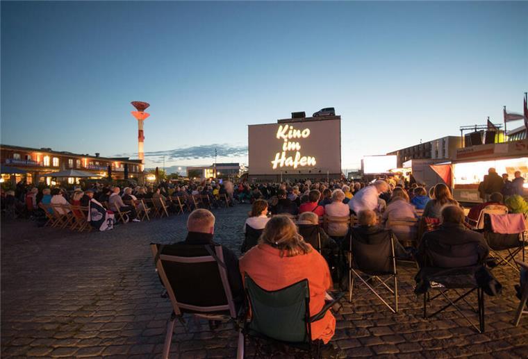 Wieder Open-Air-Kino im Fischereihafen Bremerhaven Blick auf die Leinwand