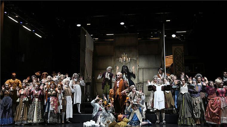 Rosenkavalier-Premiere: Operngenuss voller Rosen und völlig verrückter Typen Großes Rosenkavalier-Finale auf der Bühne des Großen Hauses am Stadttheater Bremerhaven: Baron Ochs auf Lerchenau (als Gast Bassist Philipp Mayer, Mitte) sieht Gespenster - ein riesiges, wirbeliges Chaos, eingefädelt, um den dreisten Protz zu düpieren - mit dem ganzen Opernchor, Extrachor und Kinderchor, und fulminanten Orchester-Tutti.