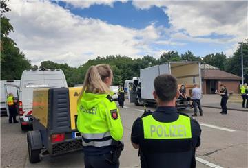 Großkontrolle auf dem Parkplatz Nesse auf der A27.