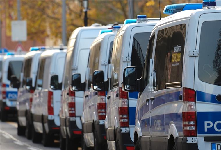 Achim: Großrazzia gegen Clan-Kriminalität Polizeifahrzeuge stehen bei einem Einsatz vor Häusern.