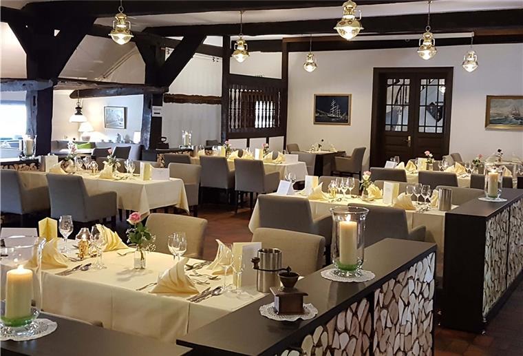 Stadtbekanntes Limandesfilet im Wulsdorfer Buernhus Speisesaal Wulsdorfer Buernhus