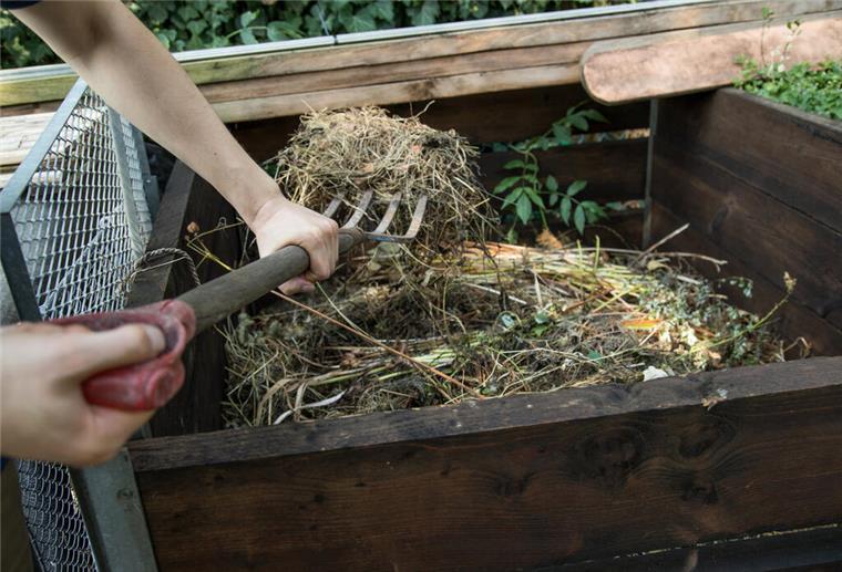 Grün- und Küchenabfälle werden auf einem Komposthaufen zu wertvollem Dünger. Auf das verbreitete Kompostieren im eigenen Garten setzt die Kreisverwaltung. Der Einführung einer brauen Tonne bedarf es ihrer Ansicht nach nicht.