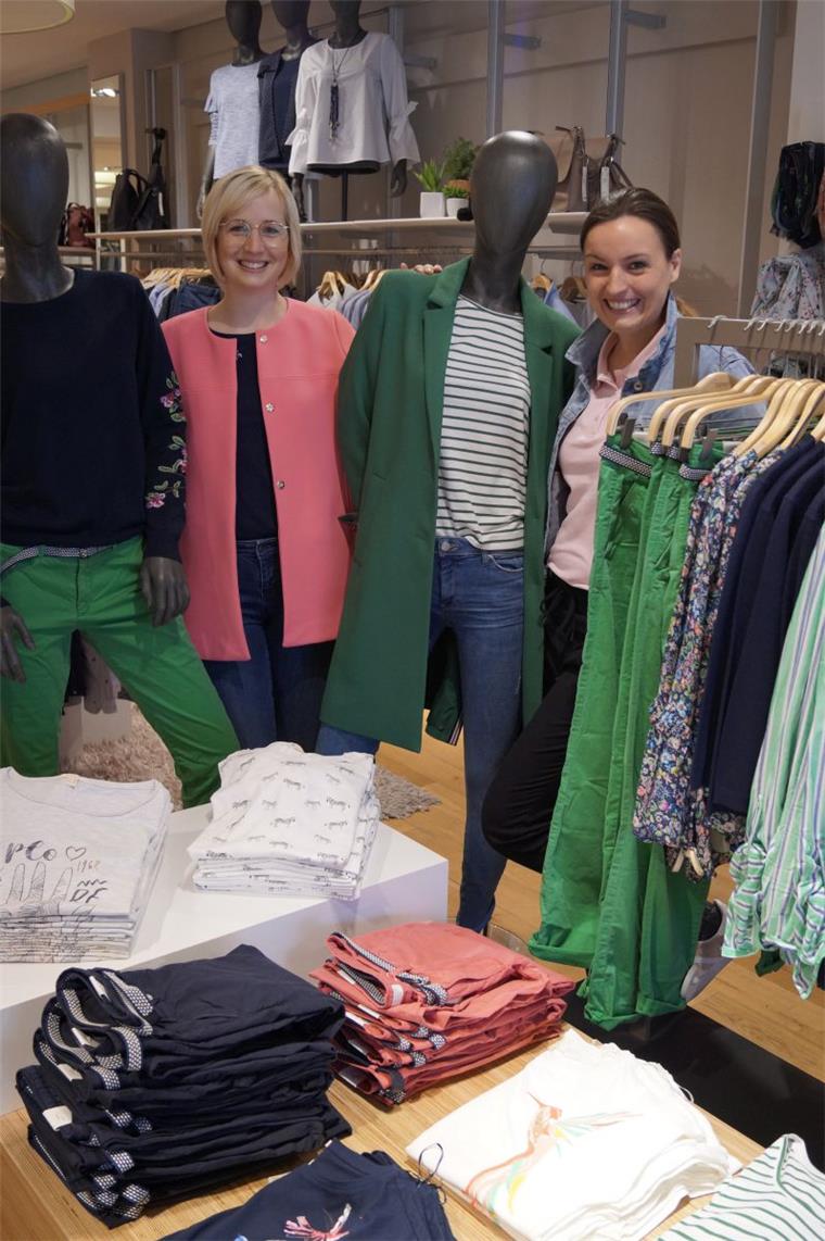 Knallige Farben vertreiben den Nordenhamer Winter Grün und Pink zählen zu den Farben des Frühlings, wissen Esprit-Mitarbeiterin Lena Mittelstädt (links) und Filialleiterin Sandra Iben.