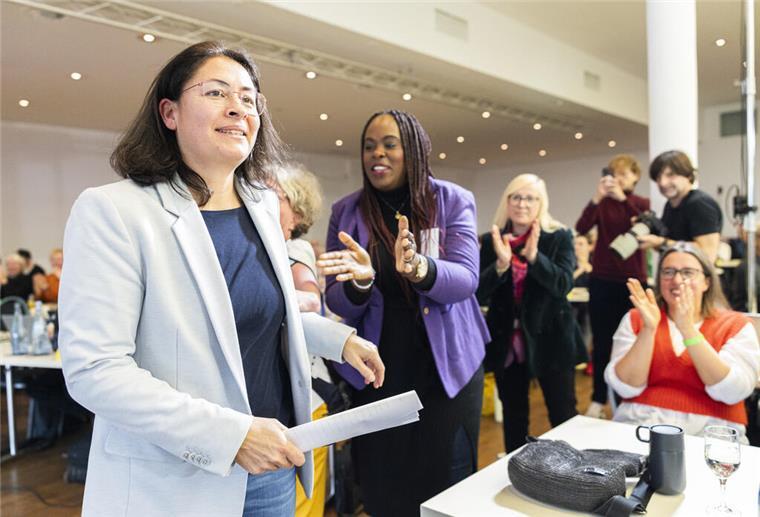 Mit Polat und Limburg: Grüne Niedersachsen starten in Wahlkampf 14.12.2024, Niedersachsen, Hannover: Filiz Polat (l, Bündnis 90/Die Grünen), vom Kreisverband Osnabrück-Land, steht nach Bekanntgabe ihrer erfolgreichen Wahl auf Platz 1 der Landesliste zur Bundestagswahl 2025 beim Landesparteitag von Bündnis 90/Die Grünen Niedersachsen. Foto: Michael Matthey/dpa +++ dpa-Bildfunk +++