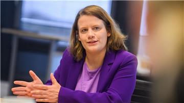 Grünen-Politikerin Hamburg kritisiert eine „krasse Diskrepanz“ zwischen Jugendschutz im Alltag und im Internet. (Archivbild)