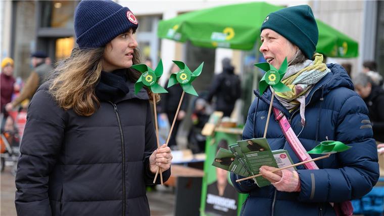 Grünen-Politikerin Marie Kollenrott ist im Straßenwahlkampf nun wachsamer.