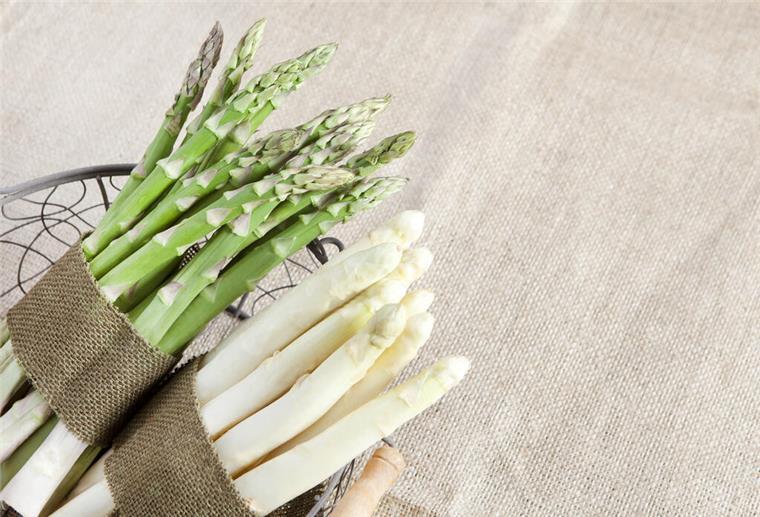 grüner und weißer spargel