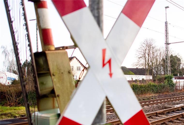 Bahnübergänge in Loxstedt werden gesperrt Ein Andreaskreuz steht an einem Bahnübergang.