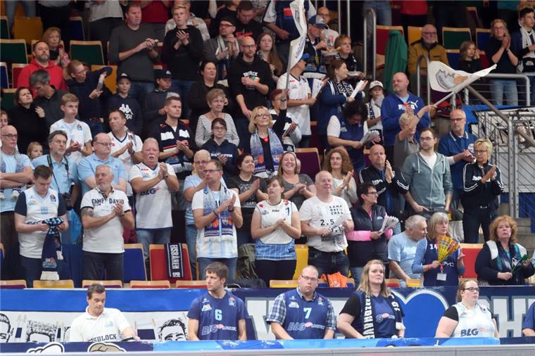 Eisbären entzaubern Karlsruhe nach der Pause Grund zu feiern: Die Eisbären-Fans bejubeln den sechsten Saisonsieg.