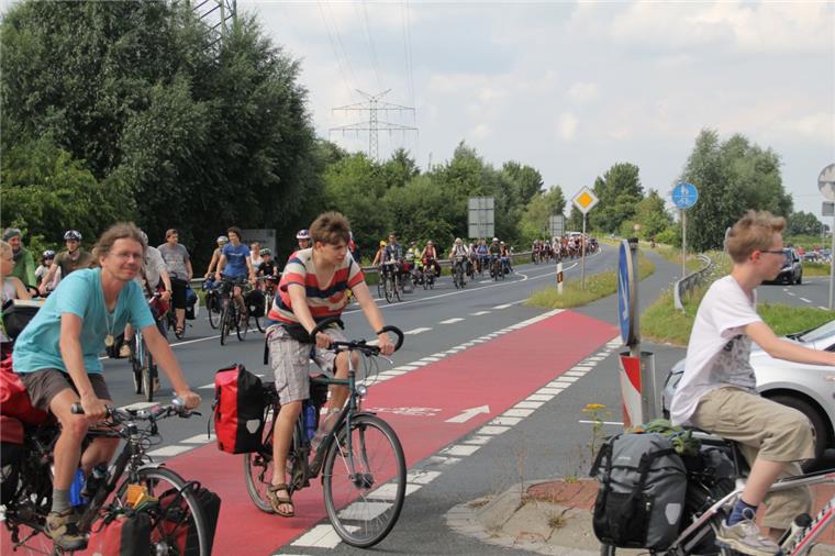 Demo-Radler jubeln: Sie dürfen doch durch den Wesertunnel Grund zum Jubeln für die Protestradler der umweltbewegten Tour de Natur: Das Verwaltungsgericht in Oldenburg hat gestattet, dass sie durch den Wesertunnel fahren dürfen, der sonst für Radfahrer gesperrt ist.