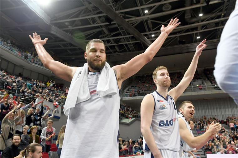 Grund zum Jubeln hatten  die Eisbären gegen Gießen nicht. Foto Scheer
