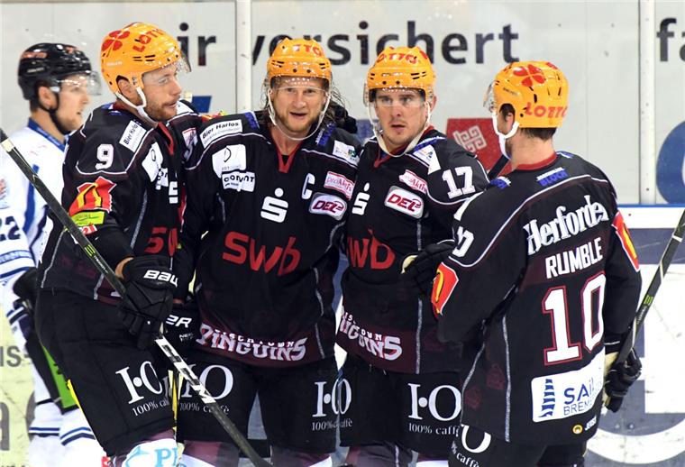 Grund zur Freude bei den Pinguins: Kapitän Mike Moore (2. v. l.) könnte Freitagabend gegen Krefeld wieder dabei sein, Kris Newbury (2. v. r.) fällt hingegen noch länger aus.