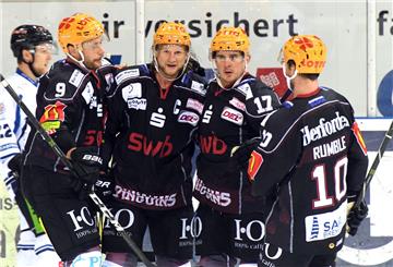 Grund zur Freude bei den Pinguins: Kapitän Mike Moore (2. v. l.) könnte Freitagabend gegen Krefeld wieder dabei sein, Kris Newbury (2. v. r.) fällt hingegen noch länger aus.