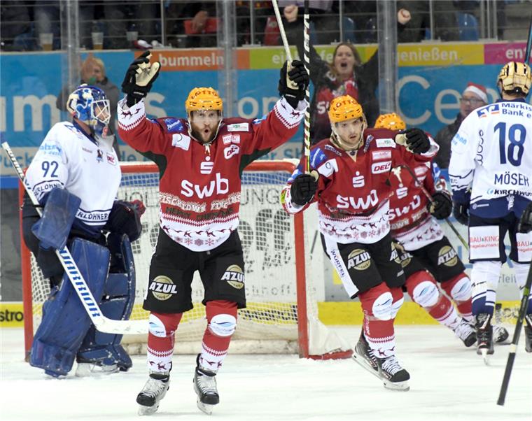 Pinguins bestreiten in Düsseldorf ihr 200. DEL-Spiel Grund zur Freude: Die Fischtown Pinguins um die Stürmer Carson McMillan (links) und Justin Feser bestreiten am Mittwochabend in Düsseldorf ihr 200. DEL-Spiel.