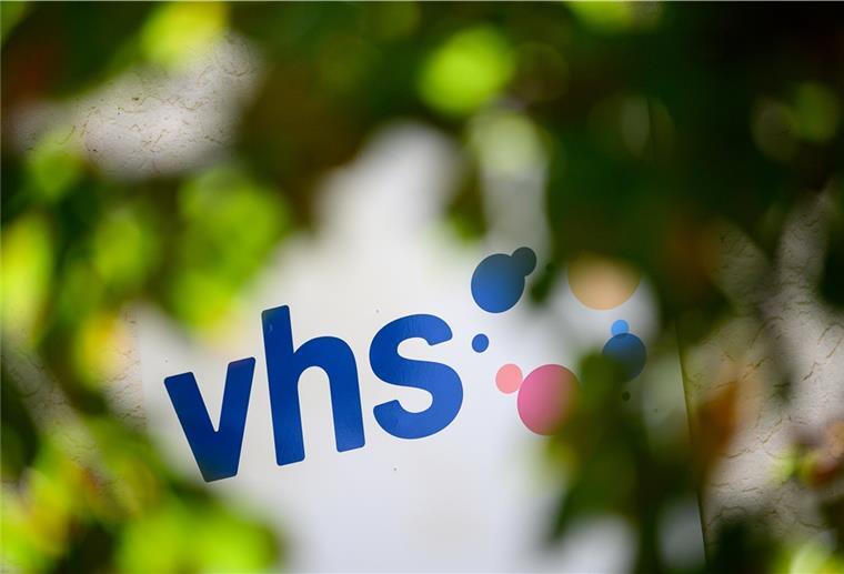 Umwandlung der VHS: Schiffdorf hat noch Klärungsbedarf Ein Schild der Volkshochschule.