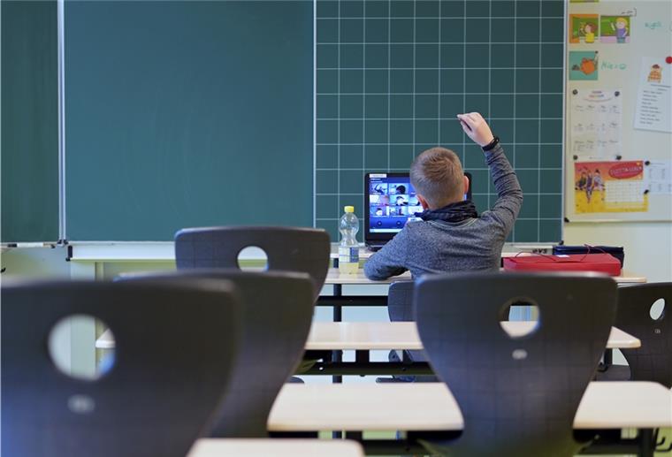 Grundschüler erhalten im Szenario B Wechselunterricht in geteilten Klassen unter Abstands- und Hygieneregeln.
