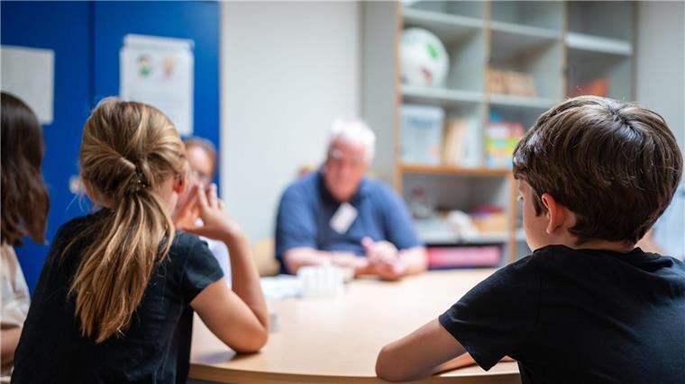 Grundschüler sprechen mit Mediatoren.
