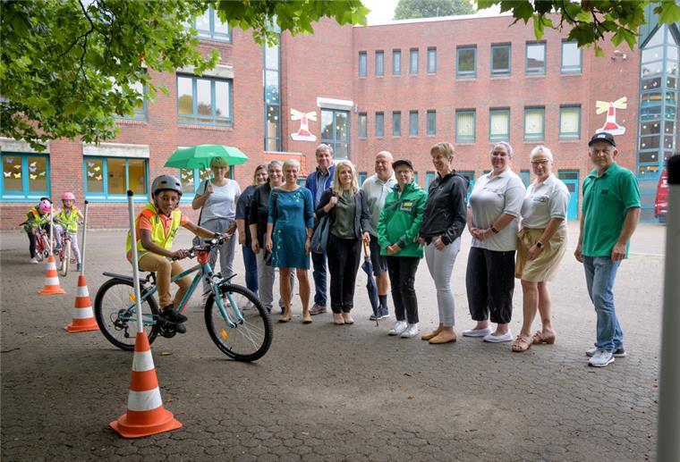 Grundschüler Umar fährt voraus beim Fahrrad-Intensivkursus an der Pestalozzischule.