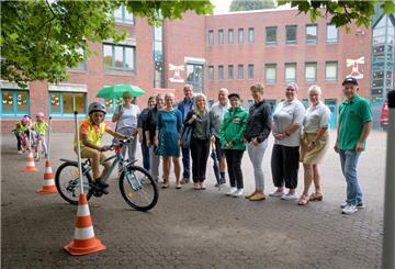 Grundschüler Umar fährt voraus beim Fahrrad-Intensivkursus an der Pestalozzischule.