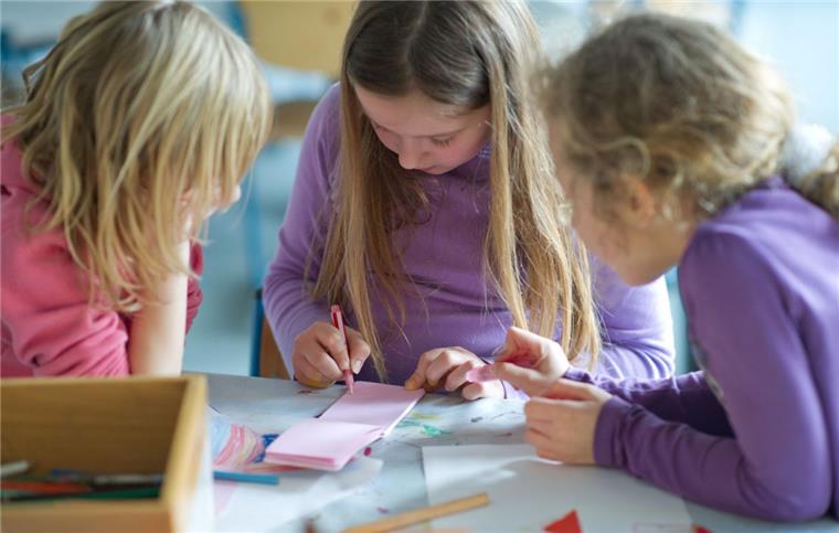 Eltern zeigen kein Interesse an Ferienbetreuung in Tarmstedt Grundschülerinnen arbeiten in einer Betreuungsgruppe zusammen. In Tarmstedt wird es so etwas in den nächsten Sommerferien wieder nicht zu sehen geben.