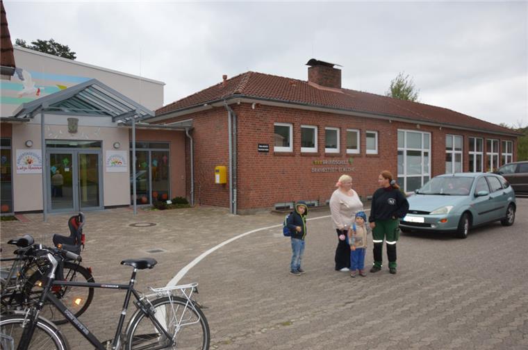 Drangstedt: Grundschule erhält ein zusätzliches Stockwerk Grundschule Drangstedt-Elmlohe: Das rote Gebäude gleich neben dem Eingang erhält ein zusätzliches Stockwerk