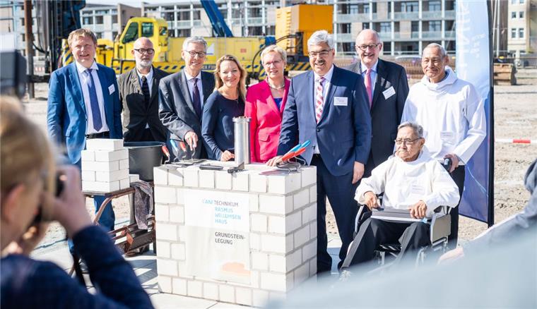 Grundsteinlegung in Bremerhaven: Hier herrschen bald minus 80 Grad Grundsteinlegung des AWI-Technikums (von links): AWI-Direktor Dr. Karsten Wurr, Architekt Prof. Johannes Kister, Regierungschef Carsten Sieling, AWI-Direktorin Prof. Dr. Antje Boetius, Wissenschaftssenatorin Eva Quante-Brandt, Oberbürgermeister Melf Grantz, Staatssekretär Dr. Michael Meister sowie Hans-Peter und Johan Willumsen.