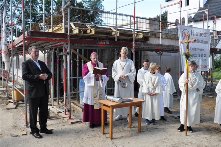 Grundstein gelegt für neues Pfarrzentrum in Nordenham Grundsteinlegung für das neue Pfarrzentrum der St.-Willehad-Gemeinde in Nordenham mit (von links) Pfarrer Karl Jasbinschek, und Weihbischof Wilfried Theising.