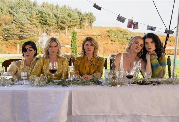 Der dunkle Deal mit der Schuld: „Bad Sisters“ ist zurück Gruppenbild mit Damen: Bibi, Ursula, Eva, Grace und Becka Garvey.