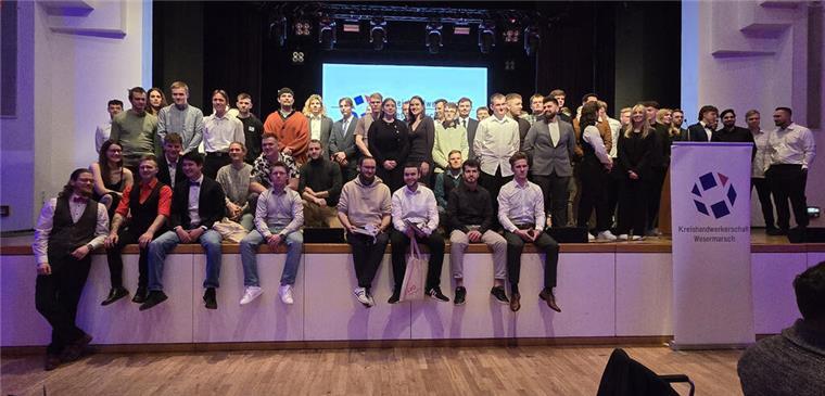Abschluss der Ausbildung gefeiert Gruppenfoto aller Gesellinnen und Gesellen