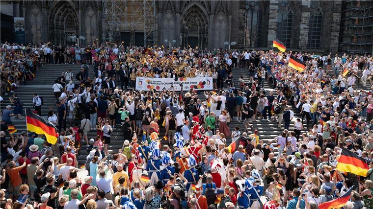 Ein Spalier zum Empfang: Olympia-Sportler sind zurück Gruppenfoto des Olympia-Teams vor dem Kölner Dom.