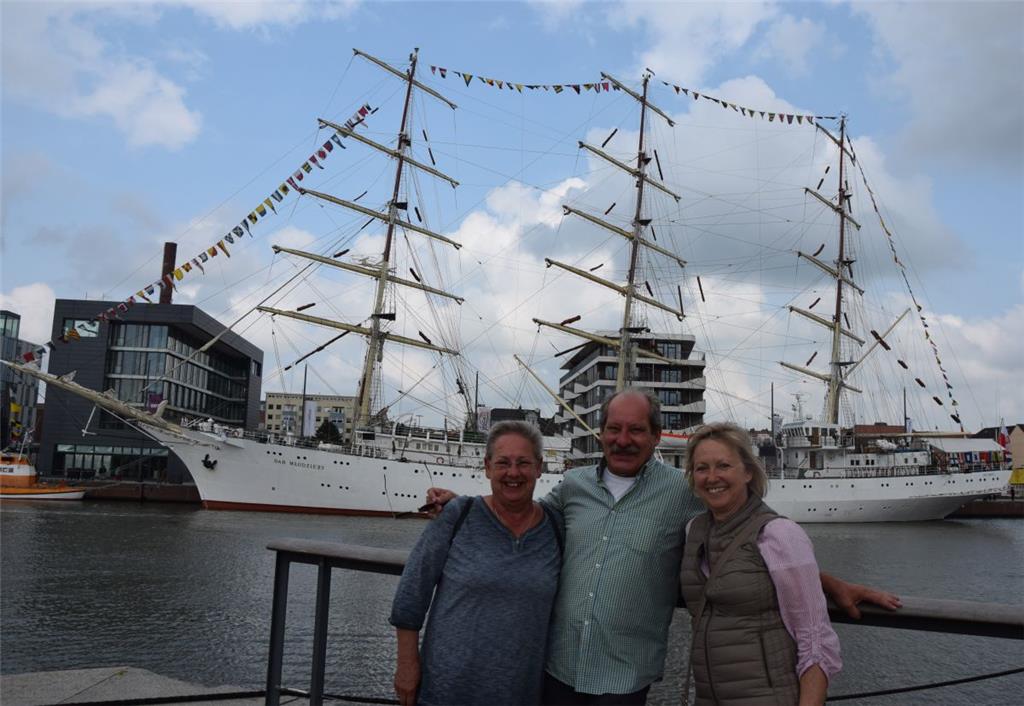 Gruppenfoto mit Schiff am Neuen Hafen.
