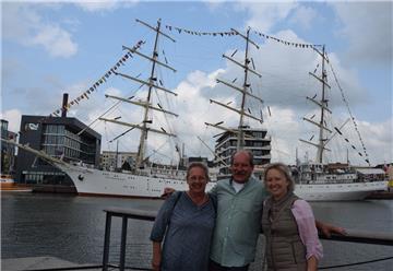 Gruppenfoto mit Schiff am Neuen Hafen.