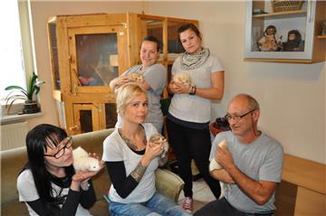 Gruppenkuscheln mit Frettchen (von links): Irmi Janssen, Melanie Burgemeister, Tanja Biehl, Aurelie Kernbach und Michael Seelmeyer lieben die Tiere, die aber nicht für jeden als Haustier geeignet sind.