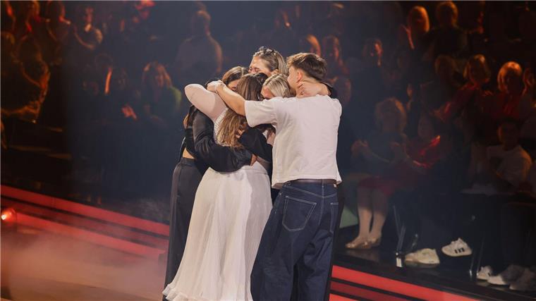 Christine Neubauer feiert Tränen-Abschied von „Let’s Dance“ Gruppenumarmung, weil es so emotional war: Influencerin Selfiesandra nach ihrem „Magic Moment“